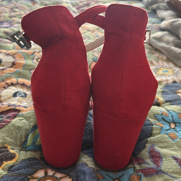 Red heels w silver accent - Picture 2 of 5